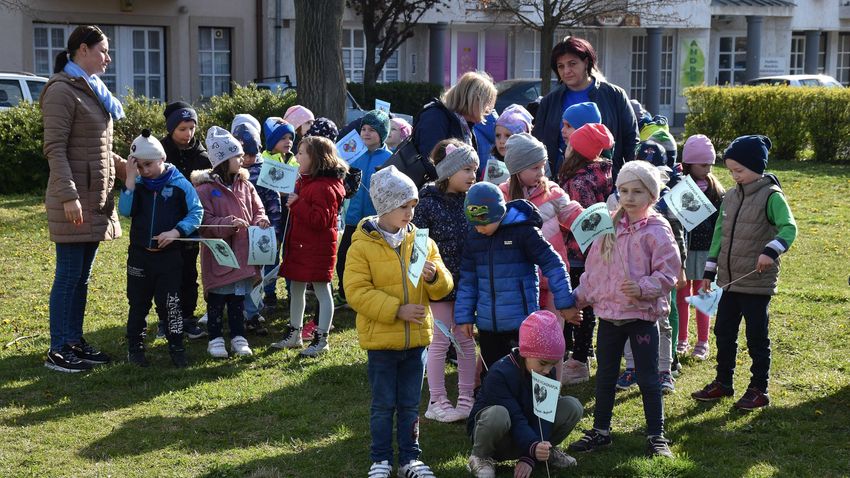 Kékbe öltözött a város: sokan megmozdultak az autizmussal élők elfogadásáért Jászberényben